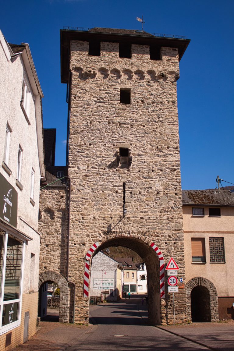 Der Torturm, Einfahrt in den Ortskern