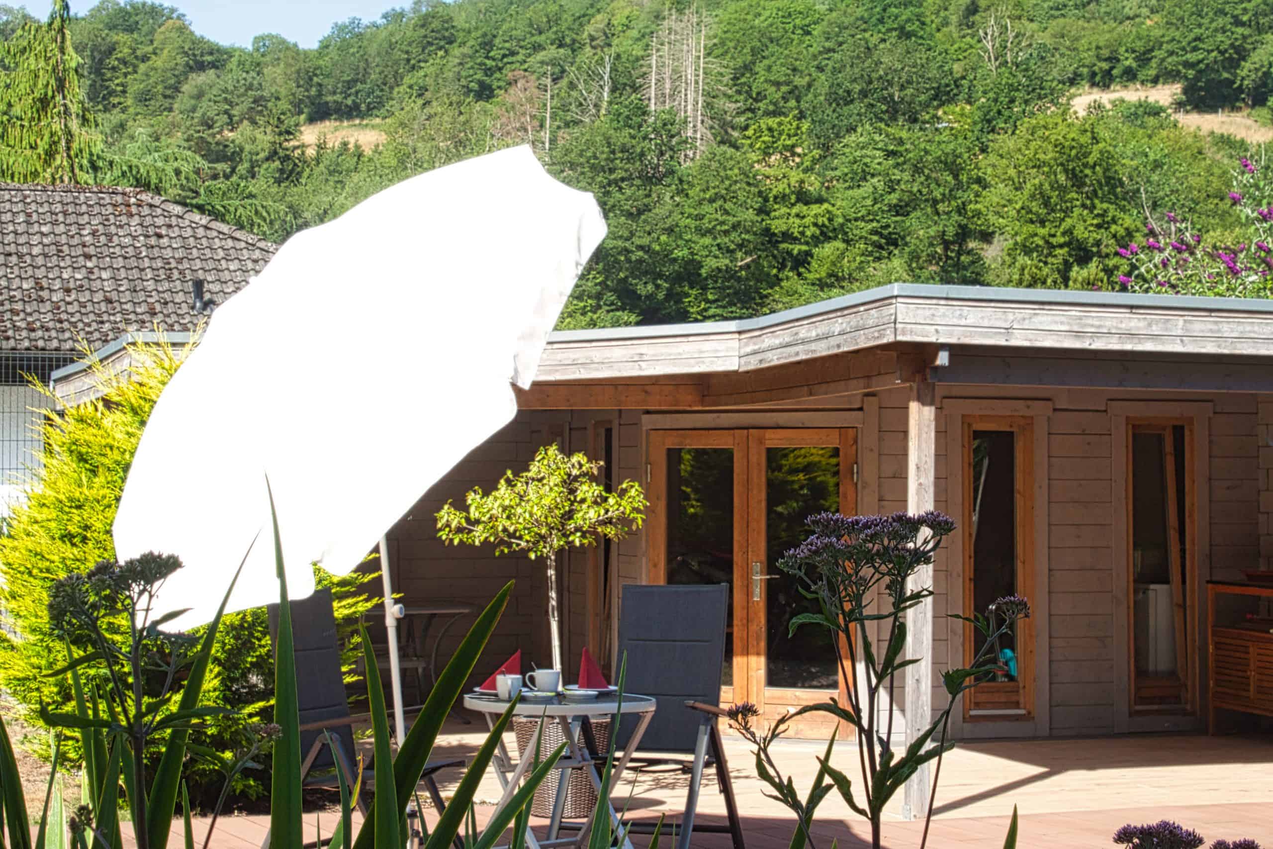 Sitzgelegenheit am Gartenhaus