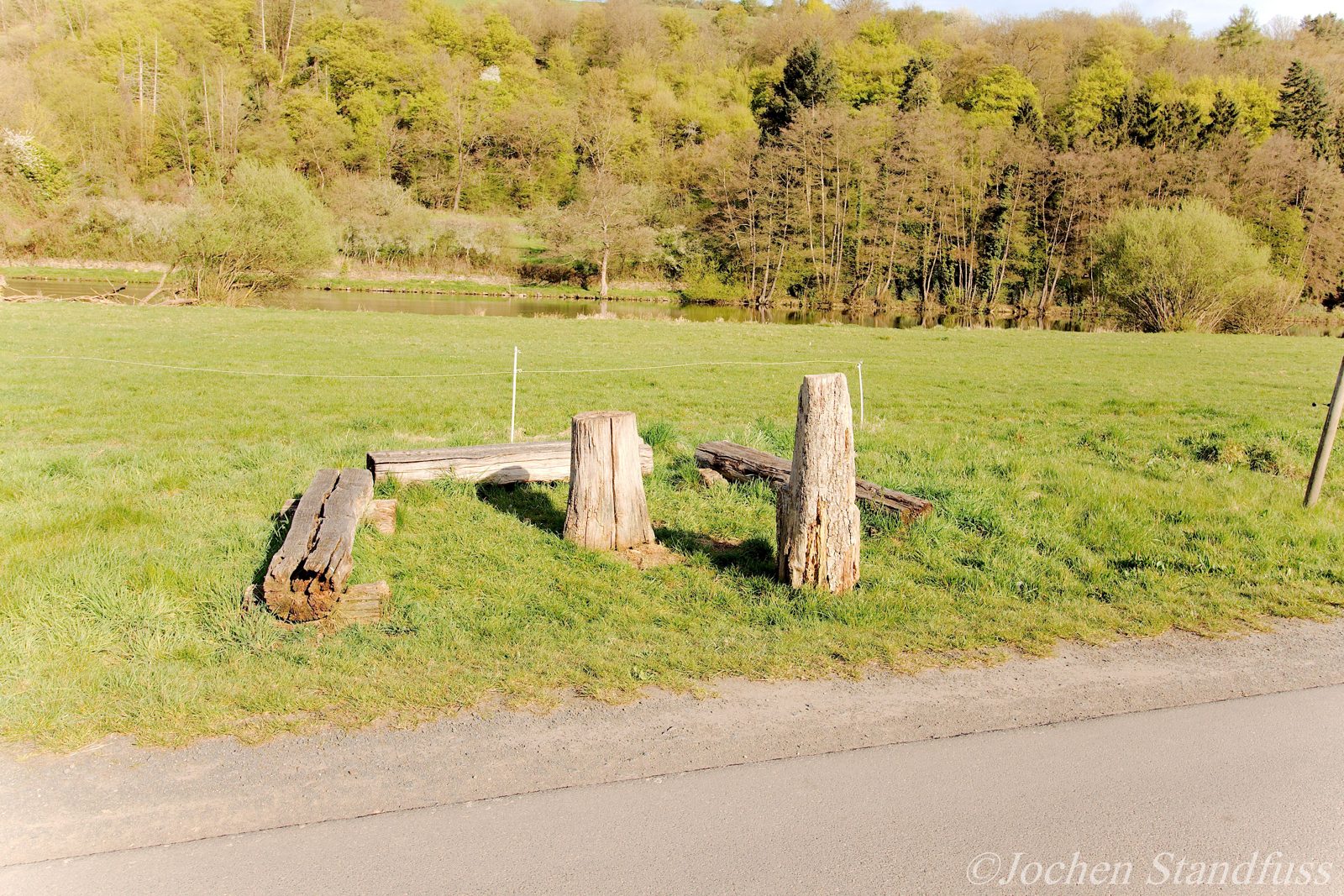 Uriger Rastplatz aus Baumstämmen auf der Wiese an der Lahn bei Dausenau