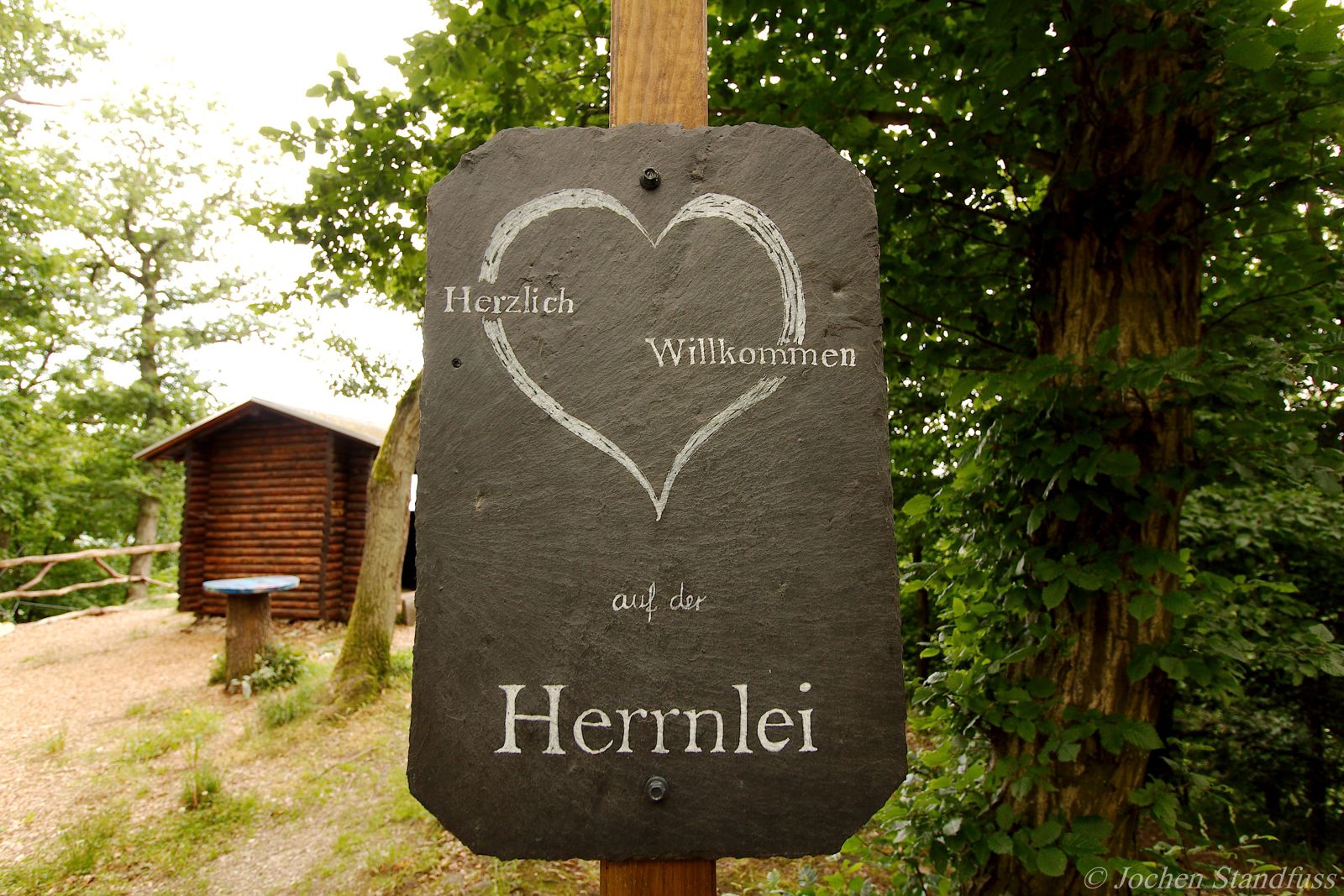 Herzförmiges Willkommensschild auf der Herrnlei bei Dausenau, dahinter die Schutzhütte