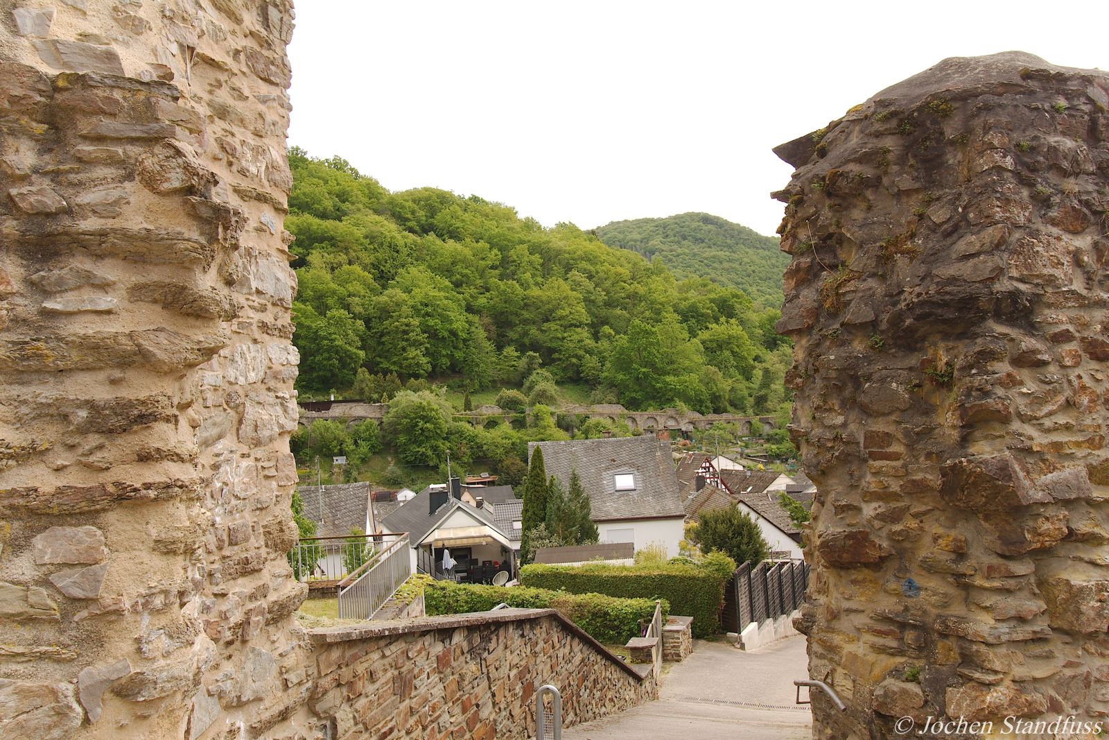 Blick durch eine Lücke der Stadtmauer auf Dausenau, Stadtmauer-Rundweg