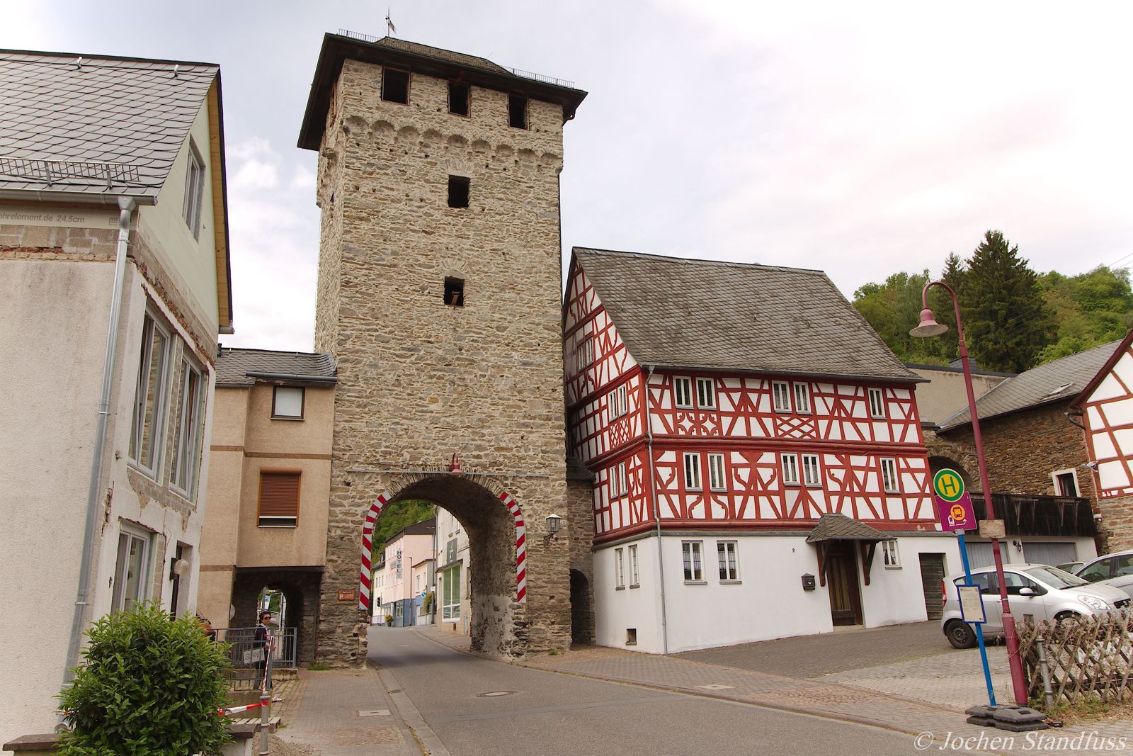 Torturm von Dausenau mit rot-weißer Durchfahrt und Fachwerkhaus